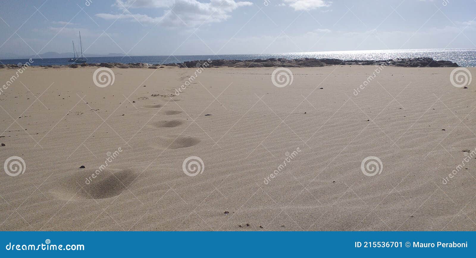 impronte di piedi sulla sabbia