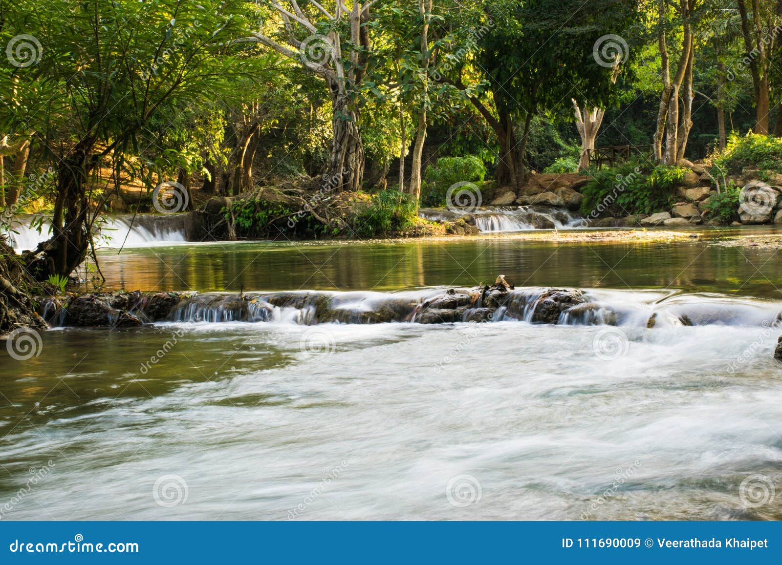 Imágenes hermosas del paisaje con la cascada en Saraburi, Tailandia