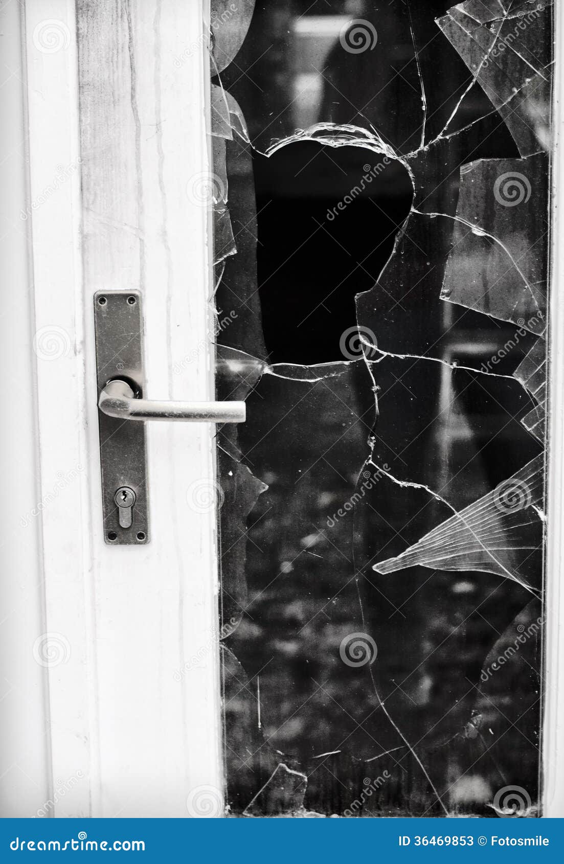 Разбили стекло на двери