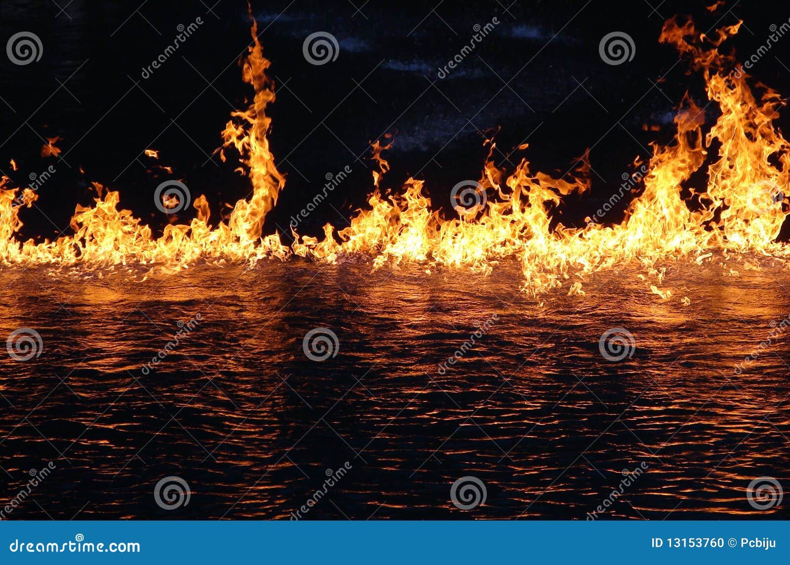 Fogo e água foto de stock. Imagem de gota, ombros, luta - 97741478