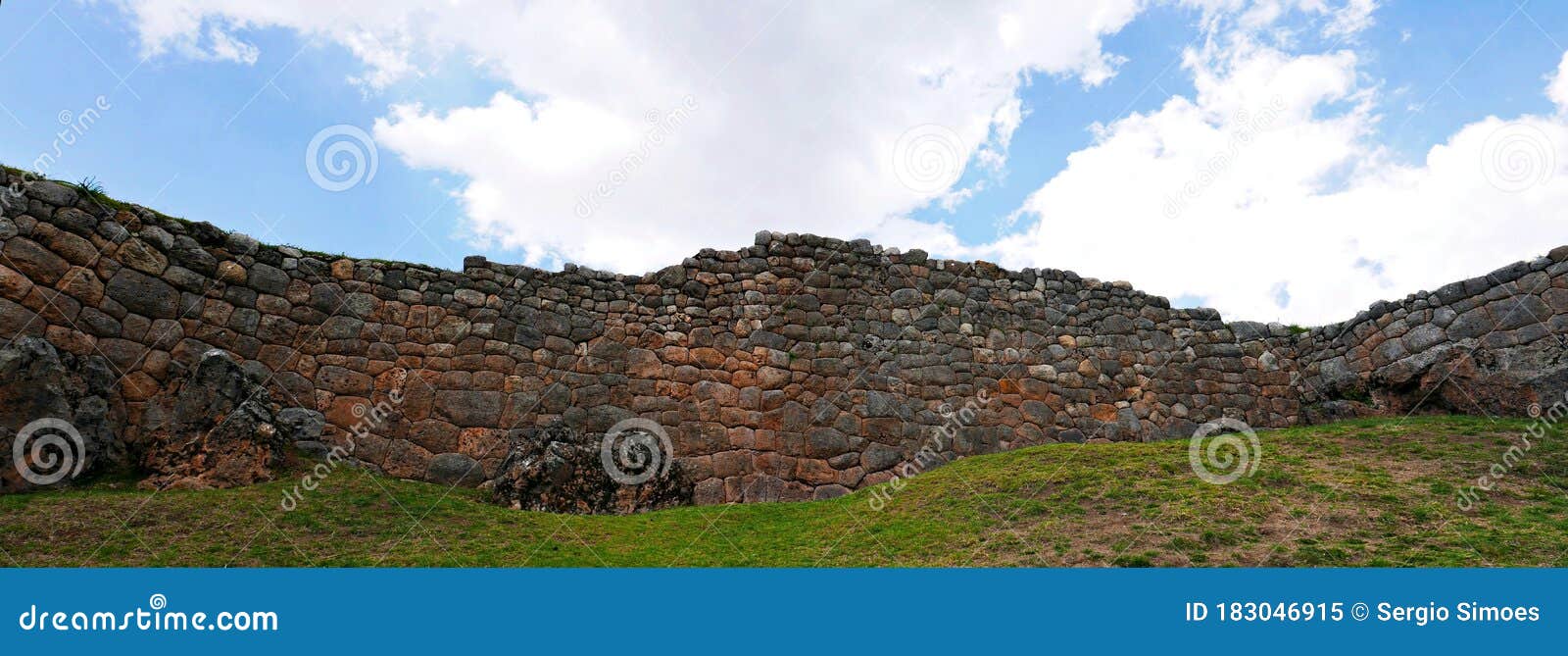 inca ruins wall in peru