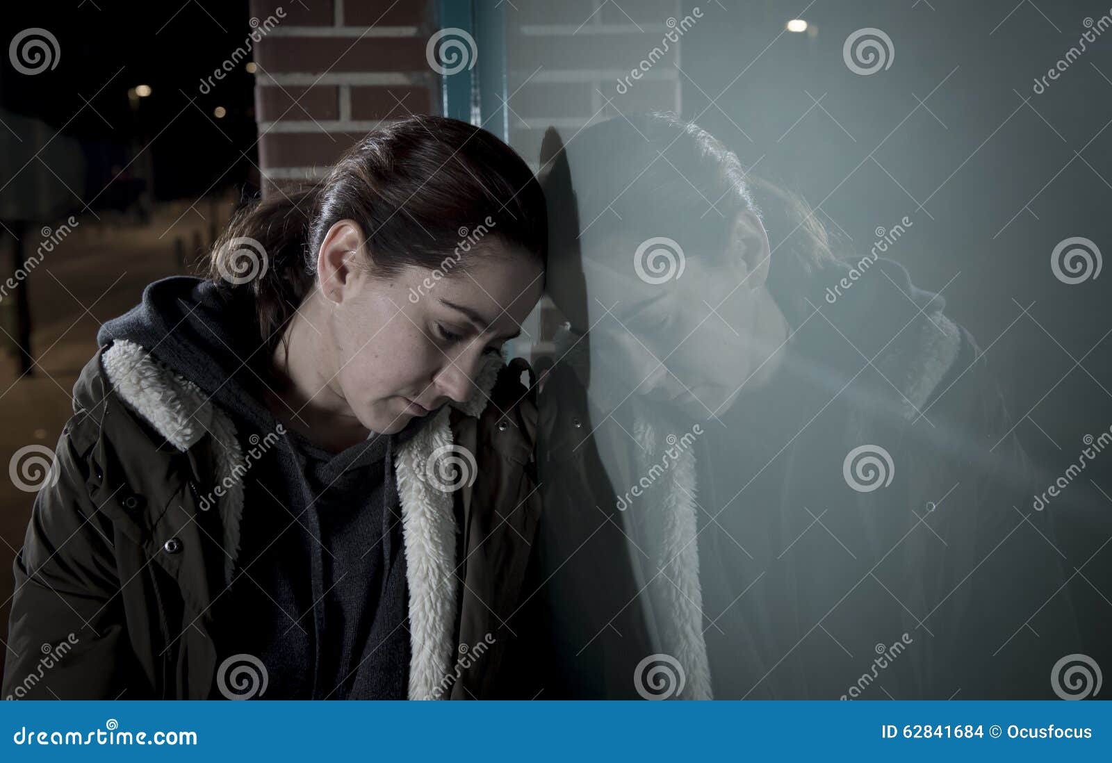 Fotografia De Uma Mulher Triste Chorando Pela Janela Foto de Stock - Imagem  de palha, emocional: 197592972