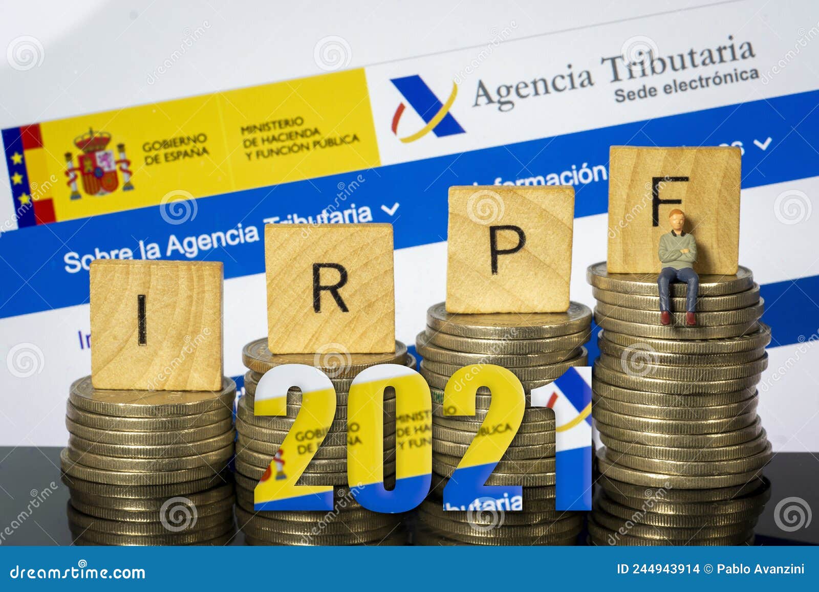 income tax campaign spain 2021. euro coin irpf web background. declaracion de la renta macro
