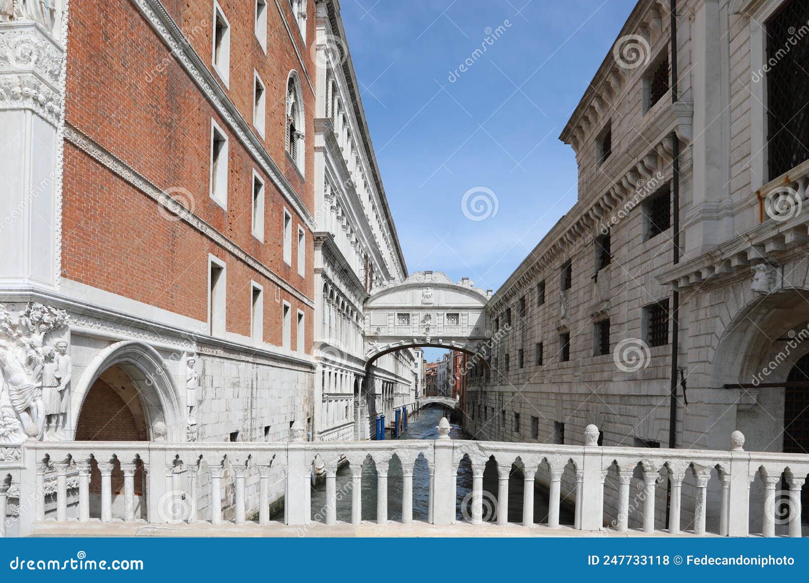 Increible E Rara Vista Del Puente De Suspiros Y Del Palacio Ducal Foto de  archivo - Imagen de suspiros, torrente: 247733118