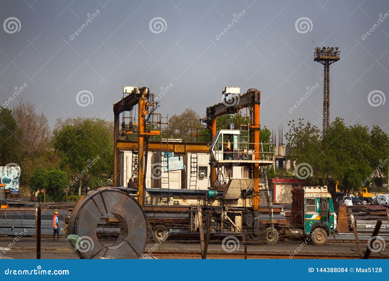 Rail Crane In Production Loading And Unloading Wagons Lifting Heavy Rail Crane In Production Loading And Unloading Wagons Lifting Heavy