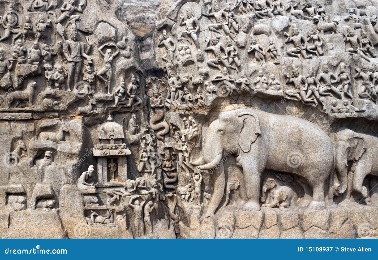 India - penitência de Mamallapuram - de Arjunas. O bas-relief da penitência de Arjunas na cidade de Mamallapuram no estado de Tamil Nadu em India do sul. É um local do património mundial do UNESCO.