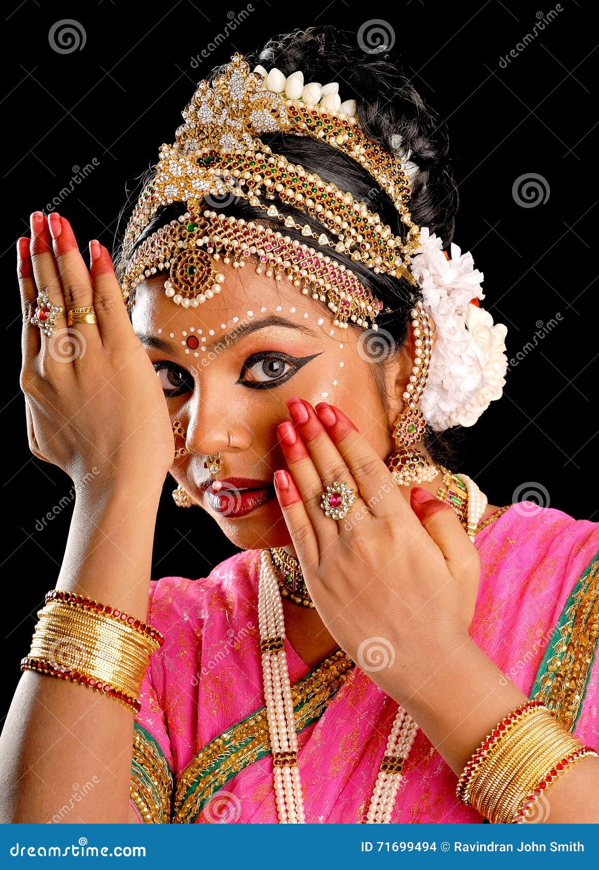 Indian Classical Dance editorial stock image. Image of shari - 71699494