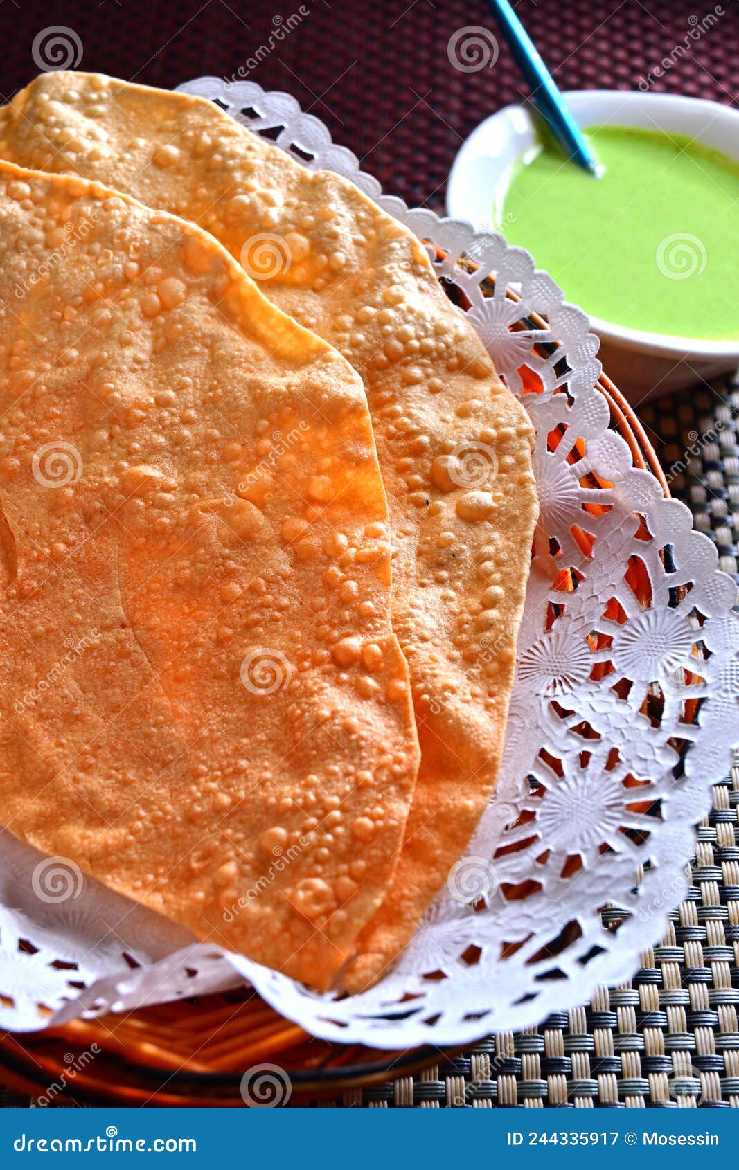 https://thumbs.dreamstime.com/z/indian-fire-toasted-papad-papadums-indian-fire-toasted-papad-papadums-crispy-chips-244335917.jpg