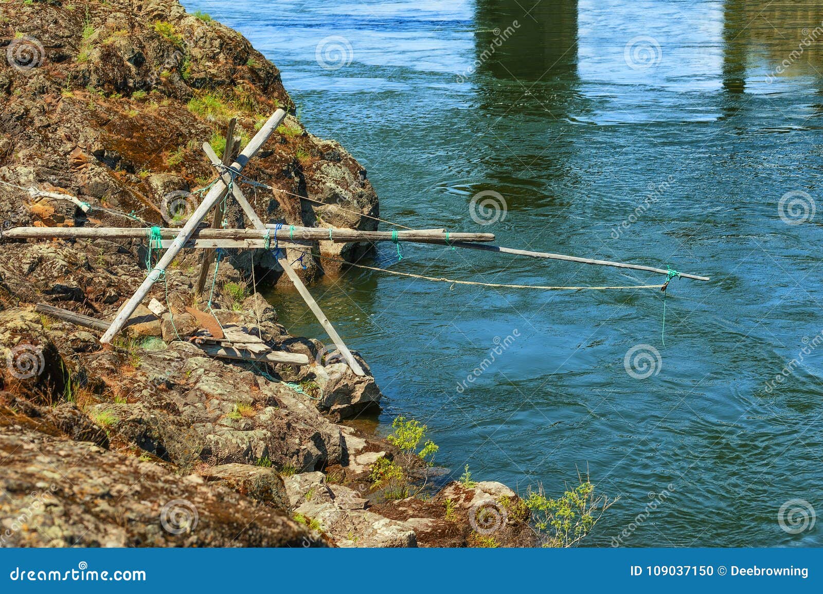 https://thumbs.dreamstime.com/z/indian-fishing-platforms-columbia-river-fishing-platforms-indians-use-to-net-fish-dalles-oregon-along-columbia-109037150.jpg