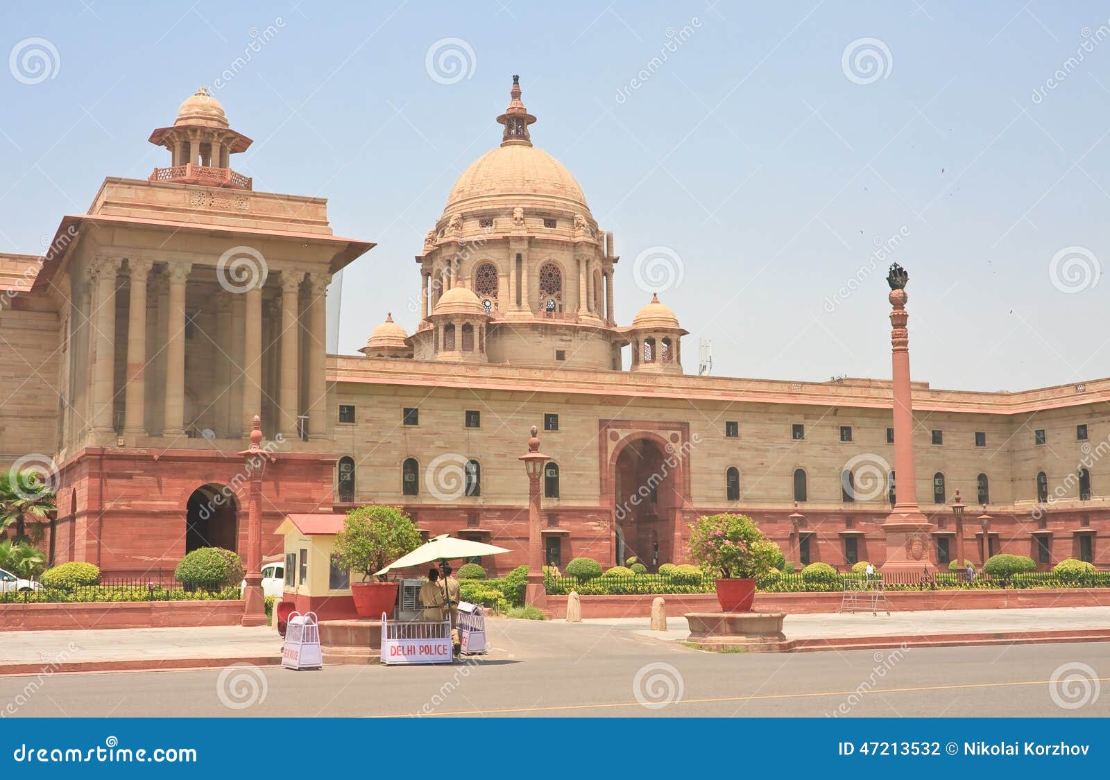 Indian Government Male Doctor Checking Heart Beat To The Patient During delhi-britannique-circuits-d-couverte-et-visite-en-inde