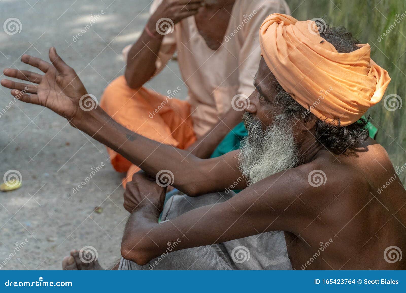 человек с поднятой рукой в индии