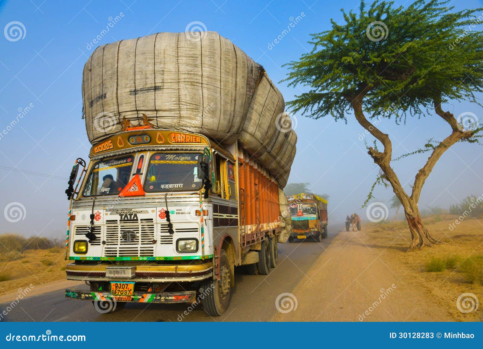 Overloaded truck india hi-res stock photography and images - Alamy