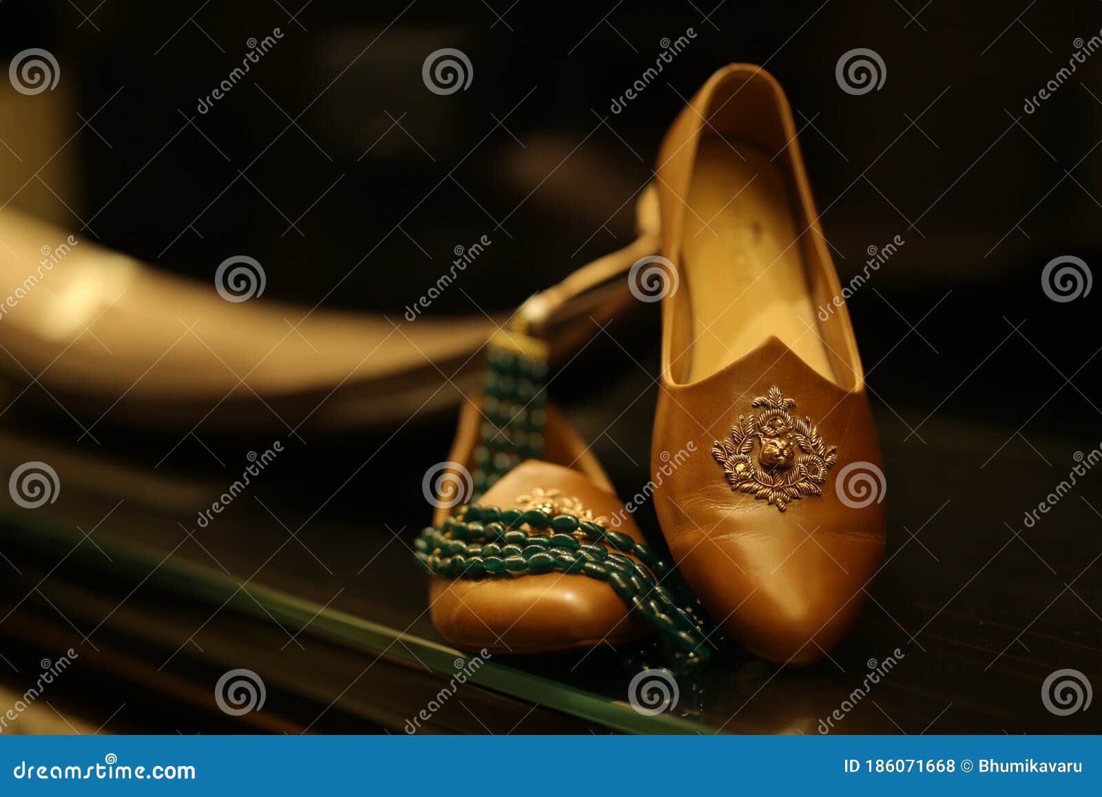 vendor-cover | Indian wedding shoes, Indian shoes, Jutti