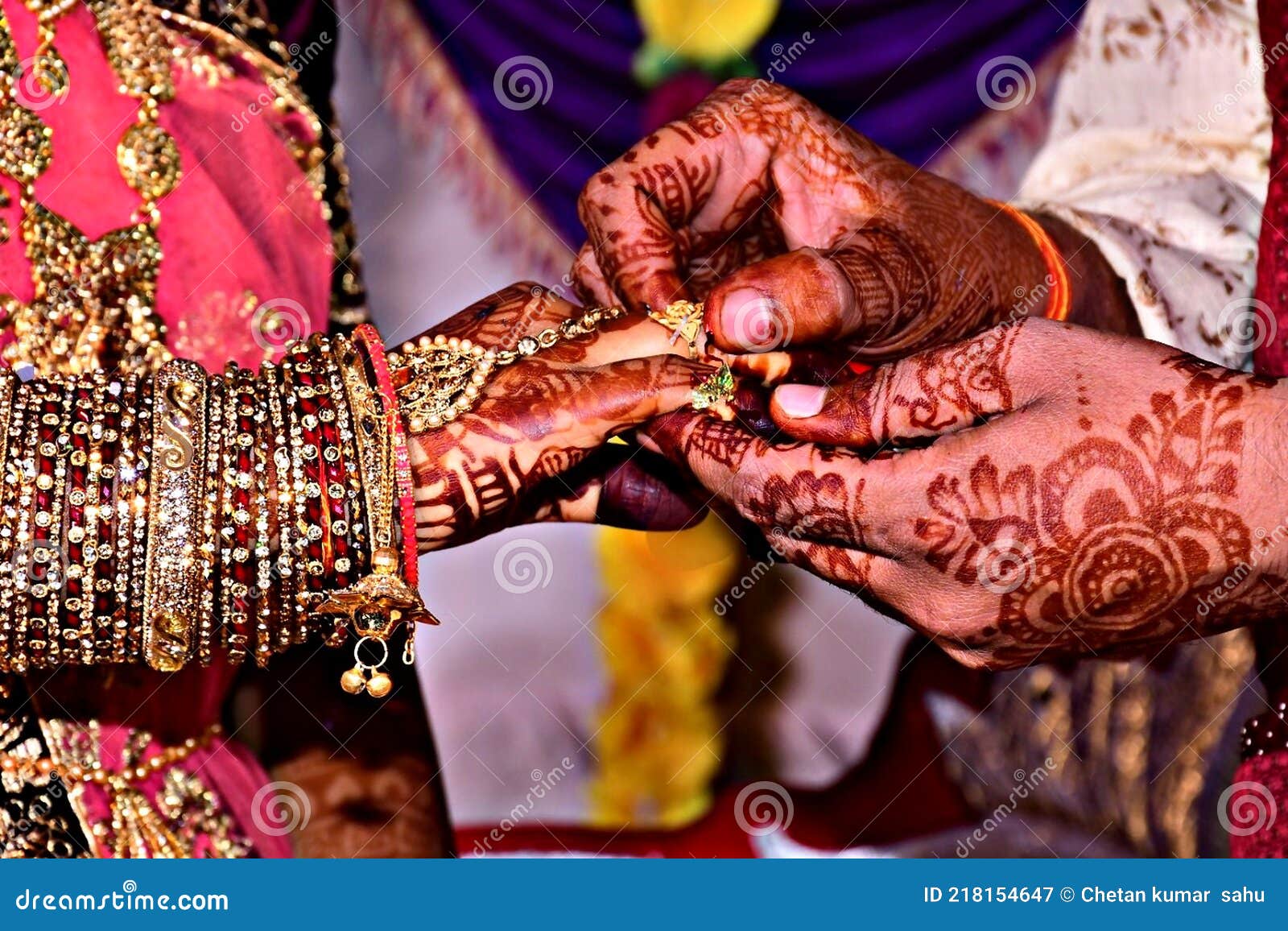 शादी या मंगनी की अंगूठी अनामिका अंगुली में ही क्‍यों पहनी जाती है? जानें  इसका महत्व - why wedding or engagement ring worn in third finger of left  hand know the reason –