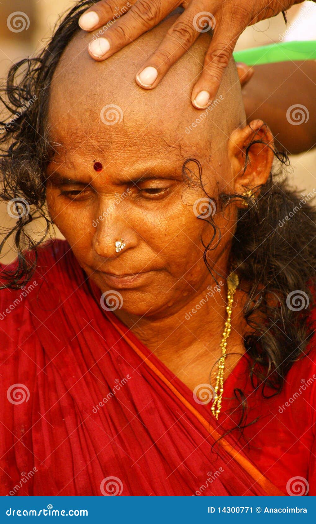 Indian Widow - Shavihg Her Head Editorial Photo - Image of india, life:  14300771