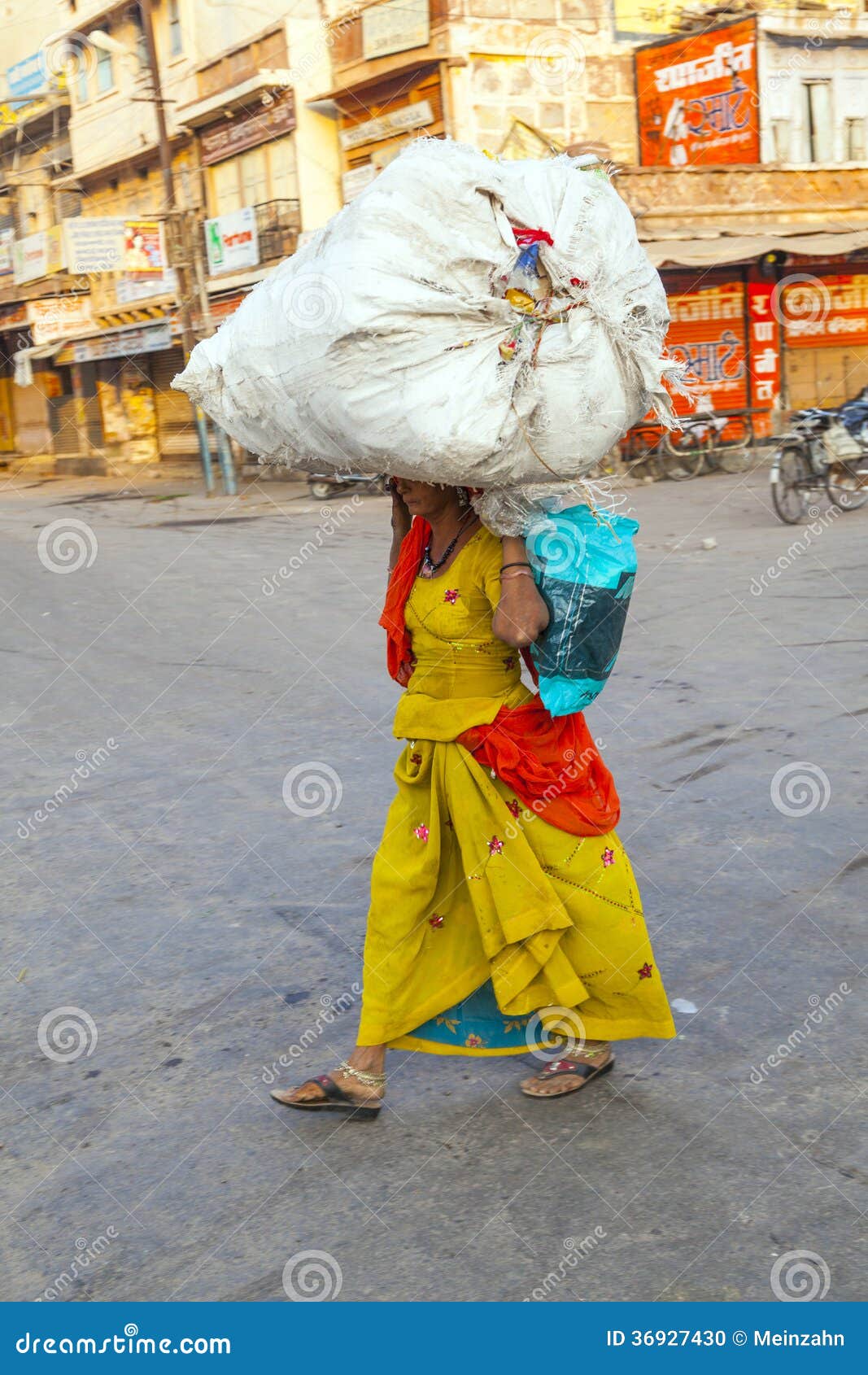 Indian Woman Carries Heavy Load On Editorial Image Image Of Heavy Asia 36927430