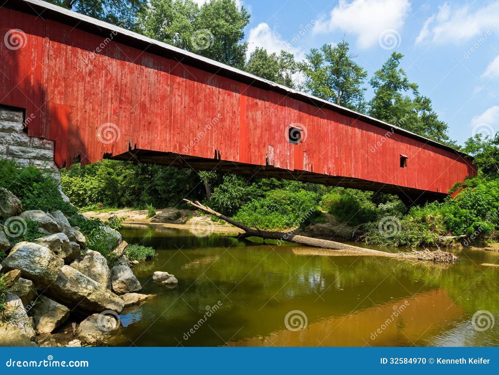 Indiana Red Covered Bridge photo stock. Image du couvert 32584970