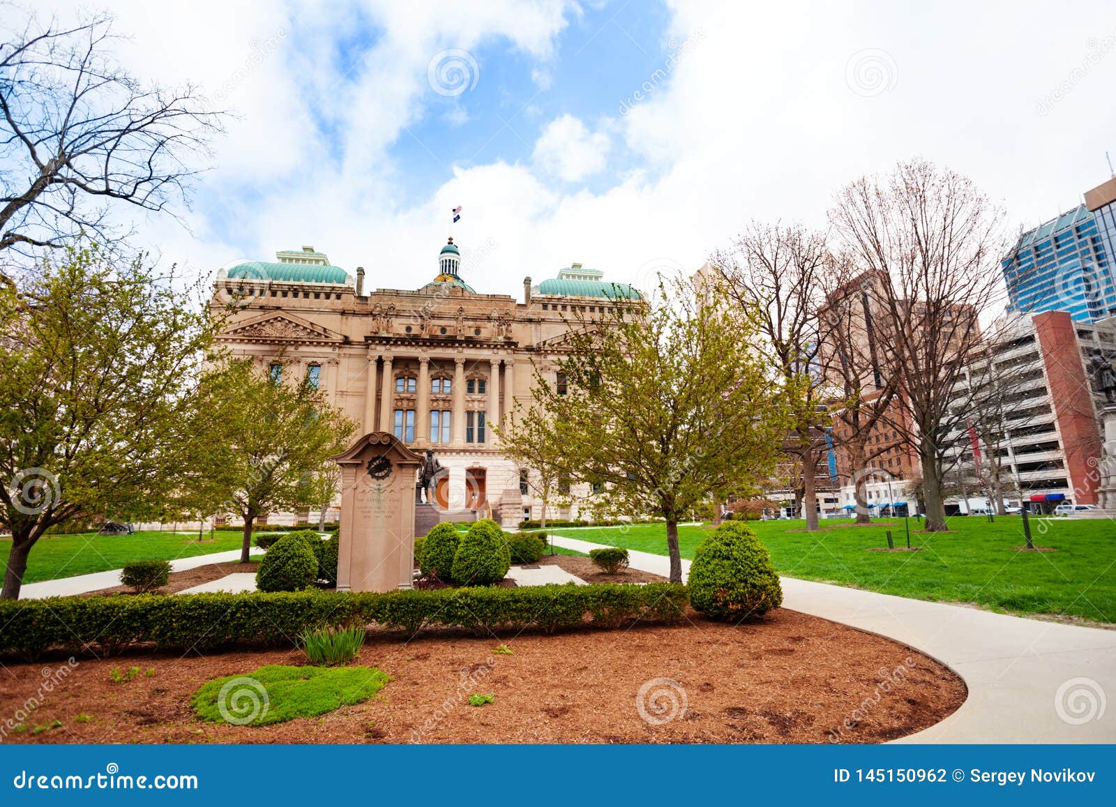 indiana statehouse building in indianapolis, usa