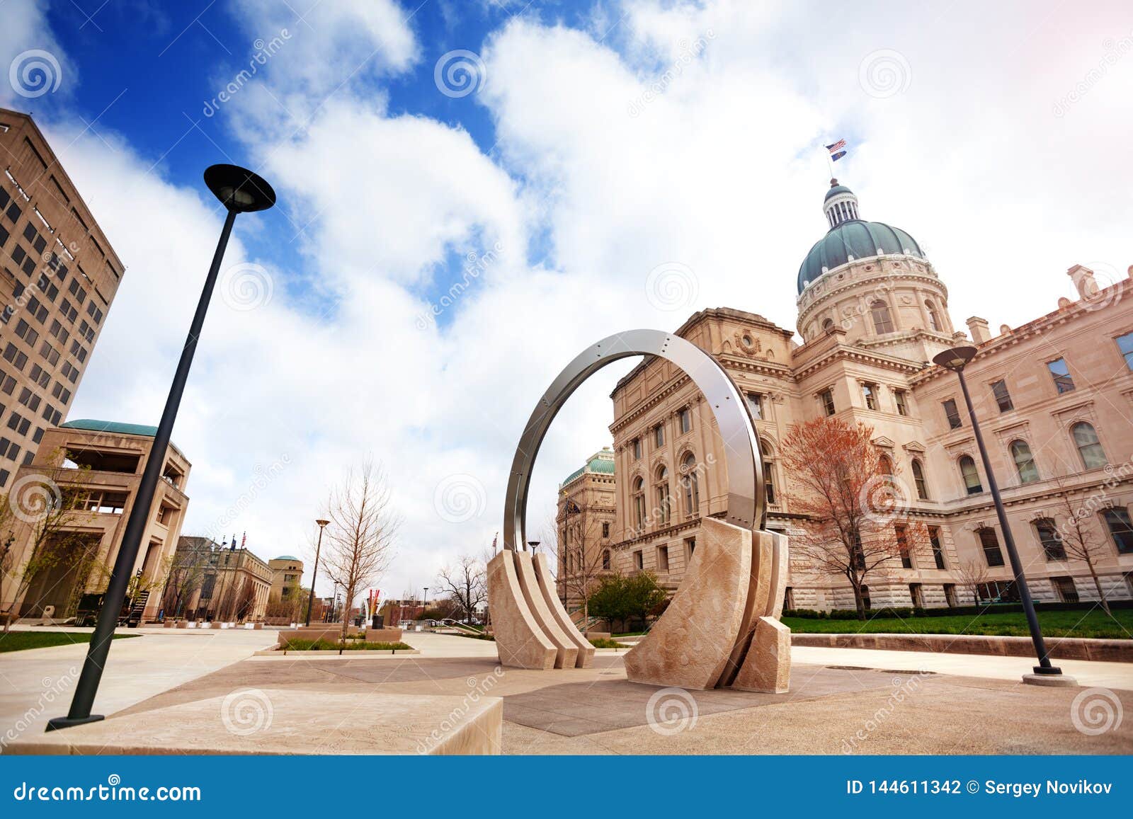 indianapolis bicentennial plaza and statehouse