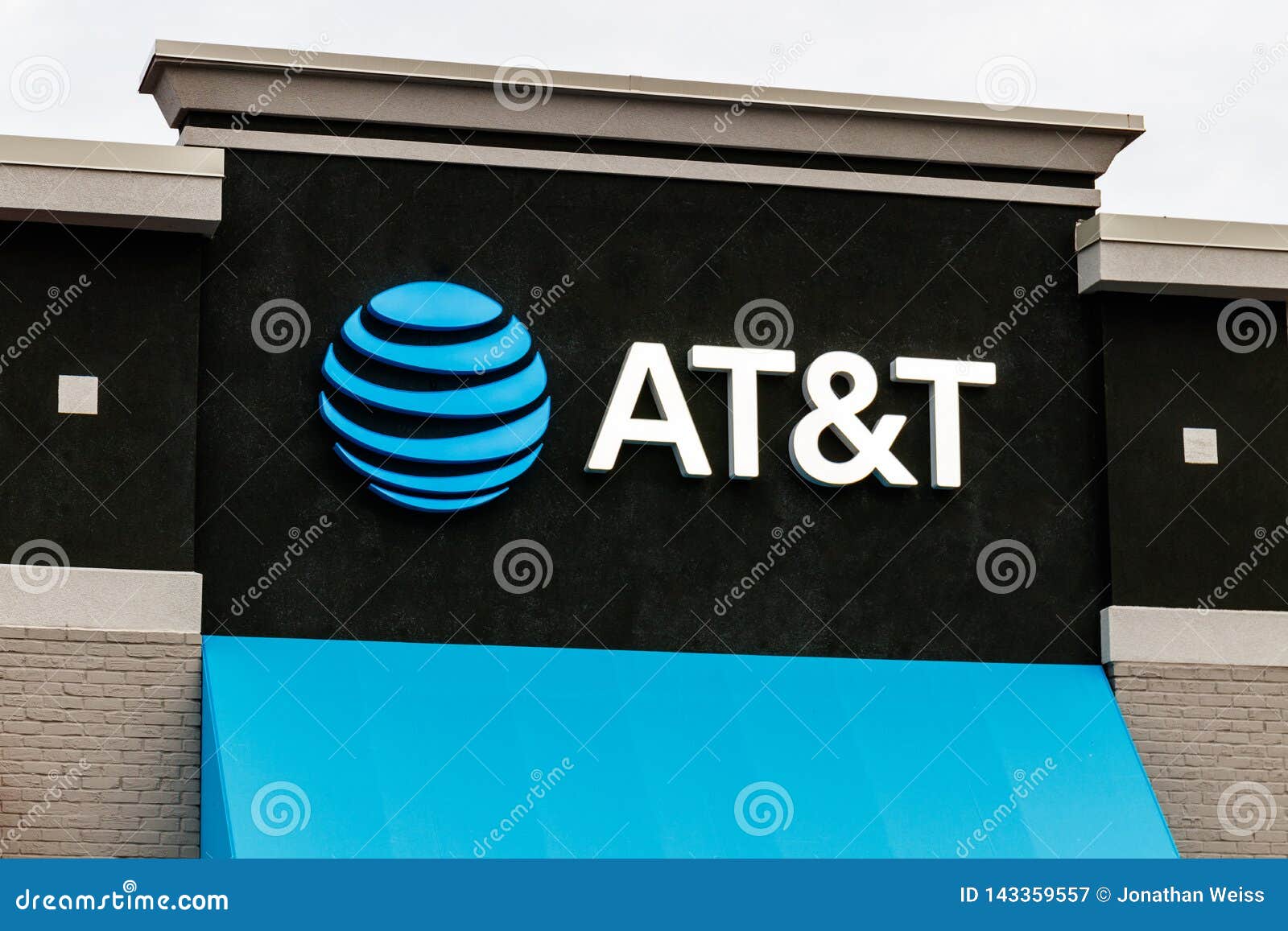 Att Cell Phone Retail Store Att Wrapped Up Its Merger With