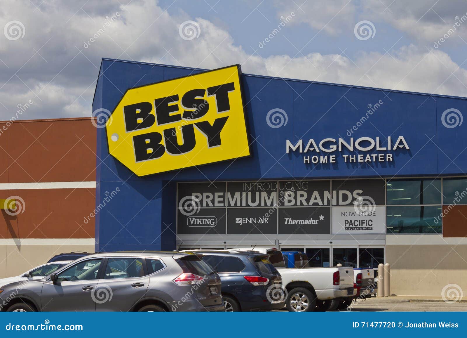 Indianapolis Circa May 2016 Best Buy Retail Location II Editorial