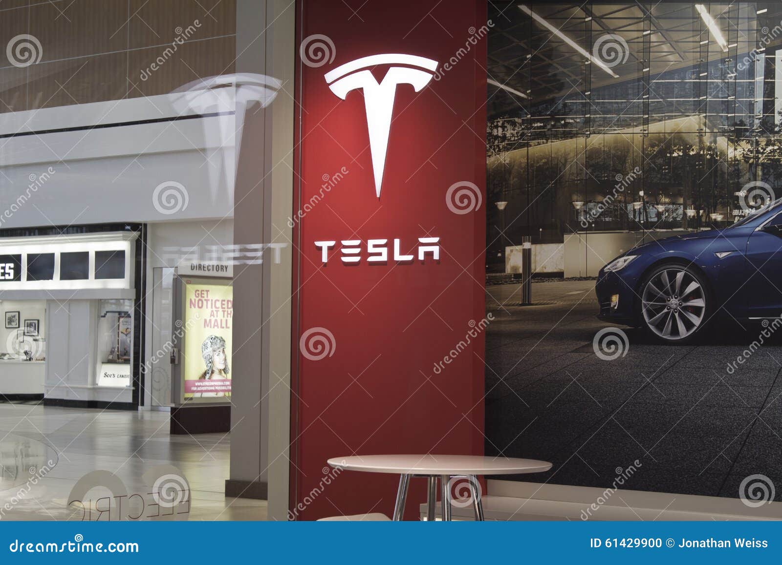 INDIANAPOLIS - OCTOBER 2015: Tesla Motors Store in Indianapolis Selling