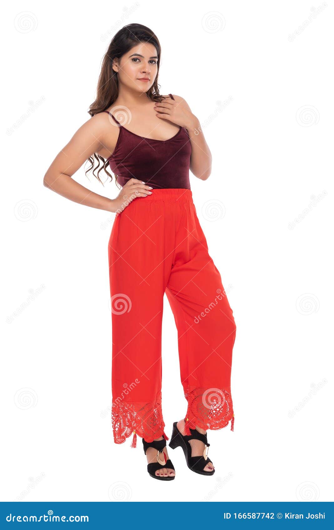 Indiano Você Garota Com Camisole De Veludo Vermelho E Desajeitada Com Pose  E Expressão Elegantes Foto de Stock - Imagem de branco, mulher: 166587742