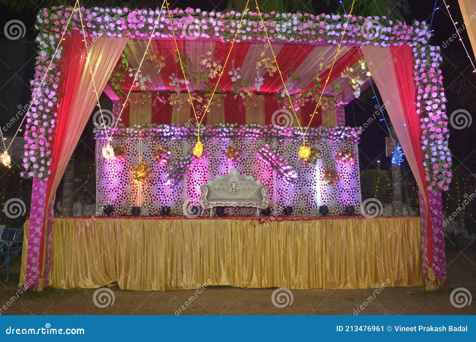 voorzien zingen verzameling Indiase bruiloft decoratie stock afbeelding. Image of roze - 213476961