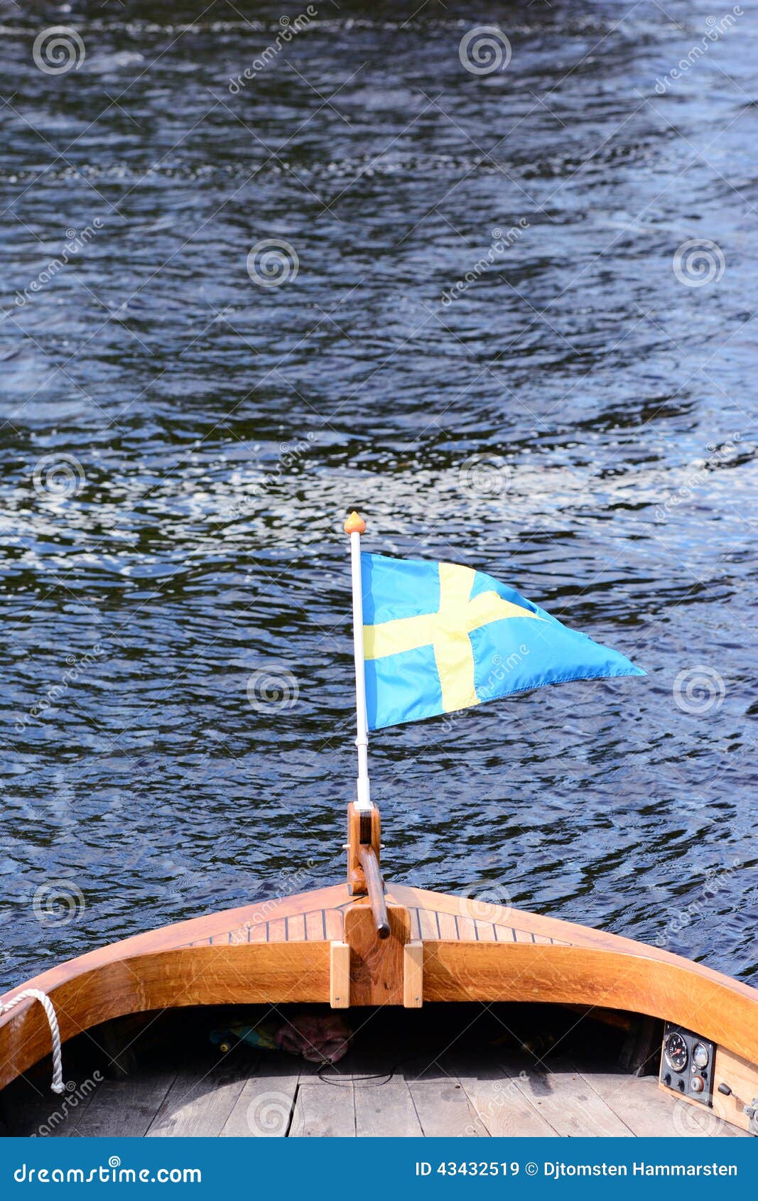 Indicador sueco. Bandera sueca en un barco de madera viejo en el mar