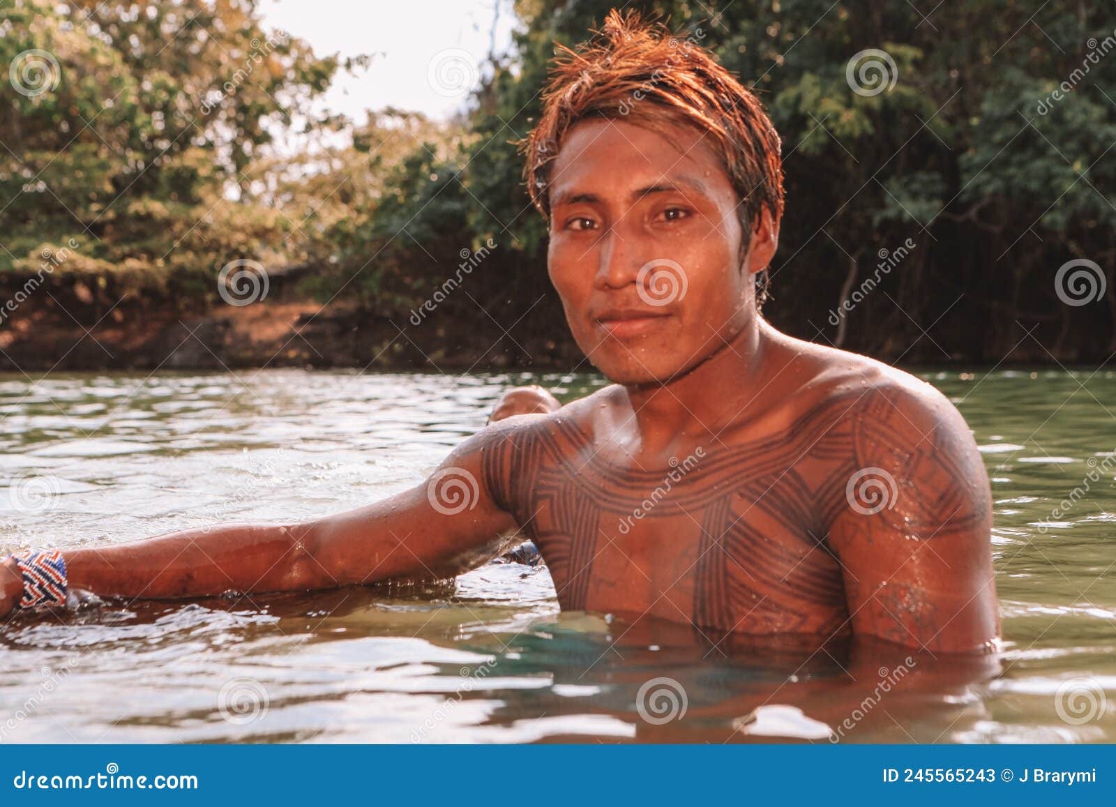 Joven Indígena Con Pintura Corporal Nadando En El Río Xingu Foto de archivo  editorial - Imagen de as, tribu: 245565243
