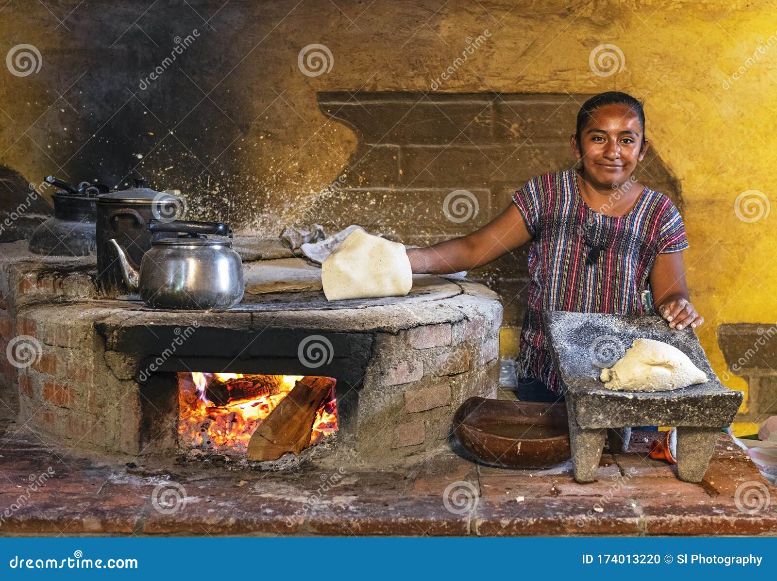 https://thumbs.dreamstime.com/z/indigenous-woman-cooking-tortilla-oaxaca-mexico-smiling-mexican-corn-pancake-making-traditional-tlayuda-dish-colorful-174013220.jpg
