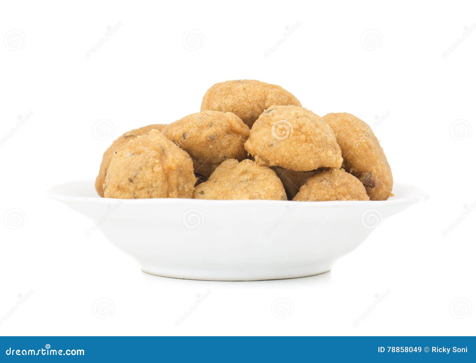 Indisch die Voedsel Vada op witte achtergrond wordt geïsoleerd. Vada is een gemeenschappelijke termijn voor vele verschillende types van smakelijke gebraden snacks van India