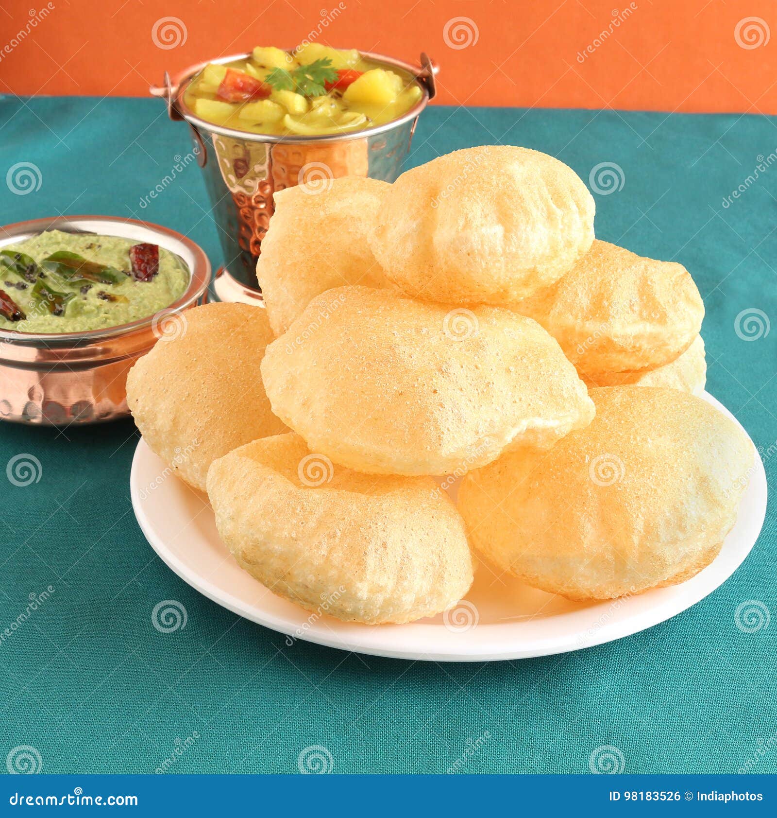 Indisch Voedsel Poori of Indisch Fried Bread Stock Foto - Image of ...