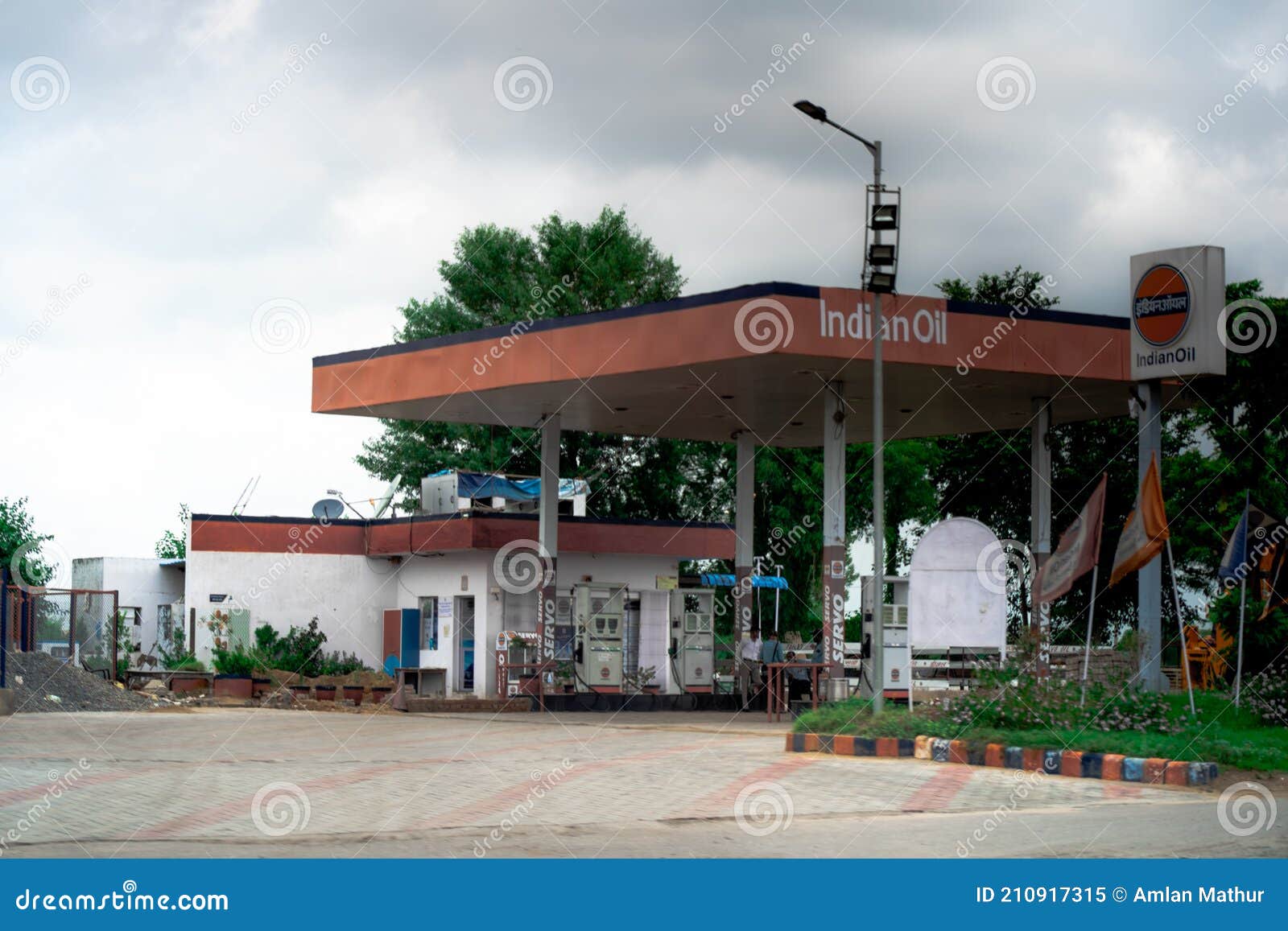 Tankstelle Für Indische Ölpumpen an Einem Bewölkten Tag, Da Die