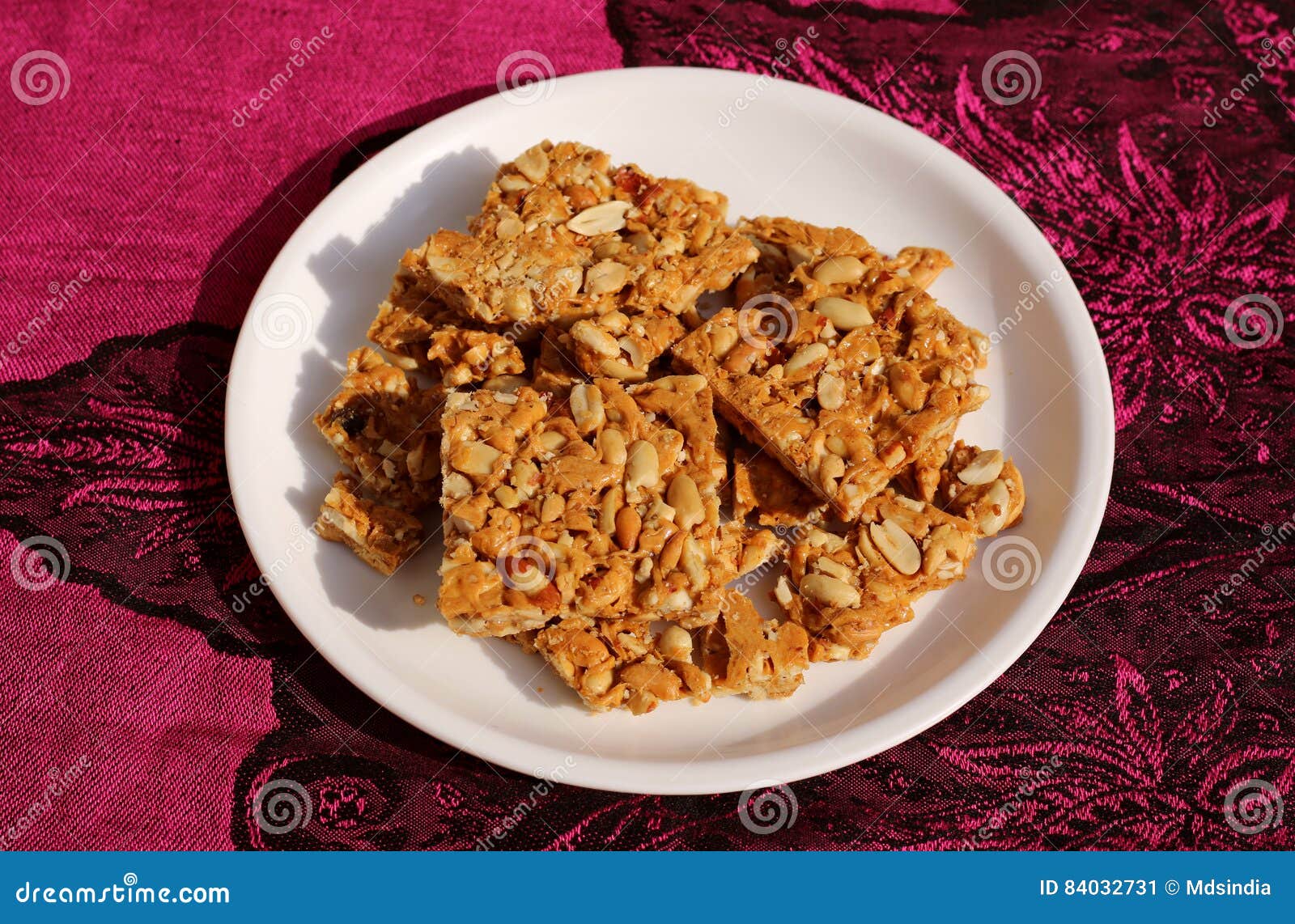 Indische zoete chikki stock afbeelding. Image of gezond - 84032731