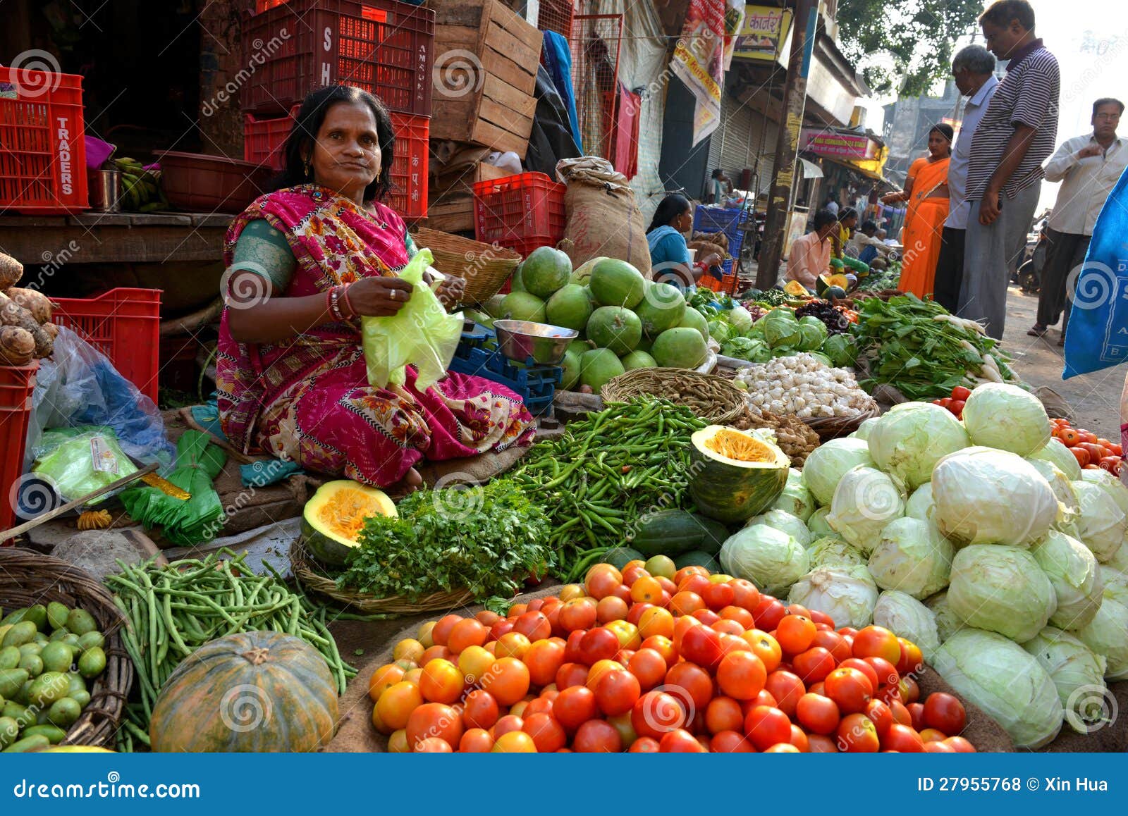 Indisches Verkaufs-Gemüse. Indische Leute, die Gemüse auf der Straße in Varanasi, Indien verkaufen