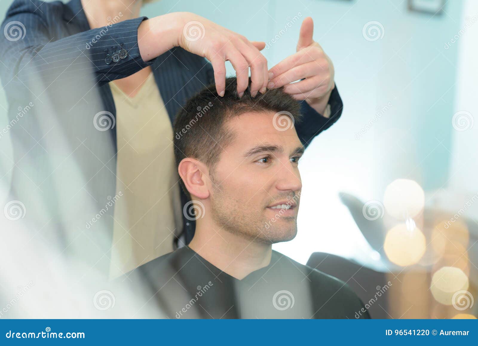 Cabeleireiro Fêmea Que Faz O Corte De Cabelo Masculino Com a