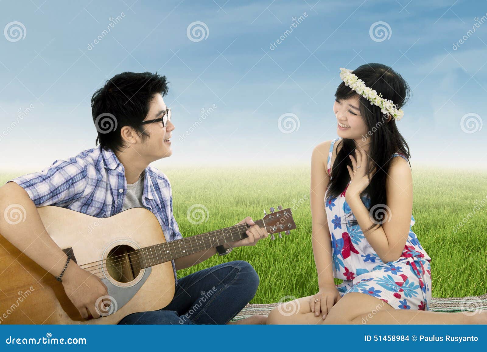 Пара играющая на гитарах