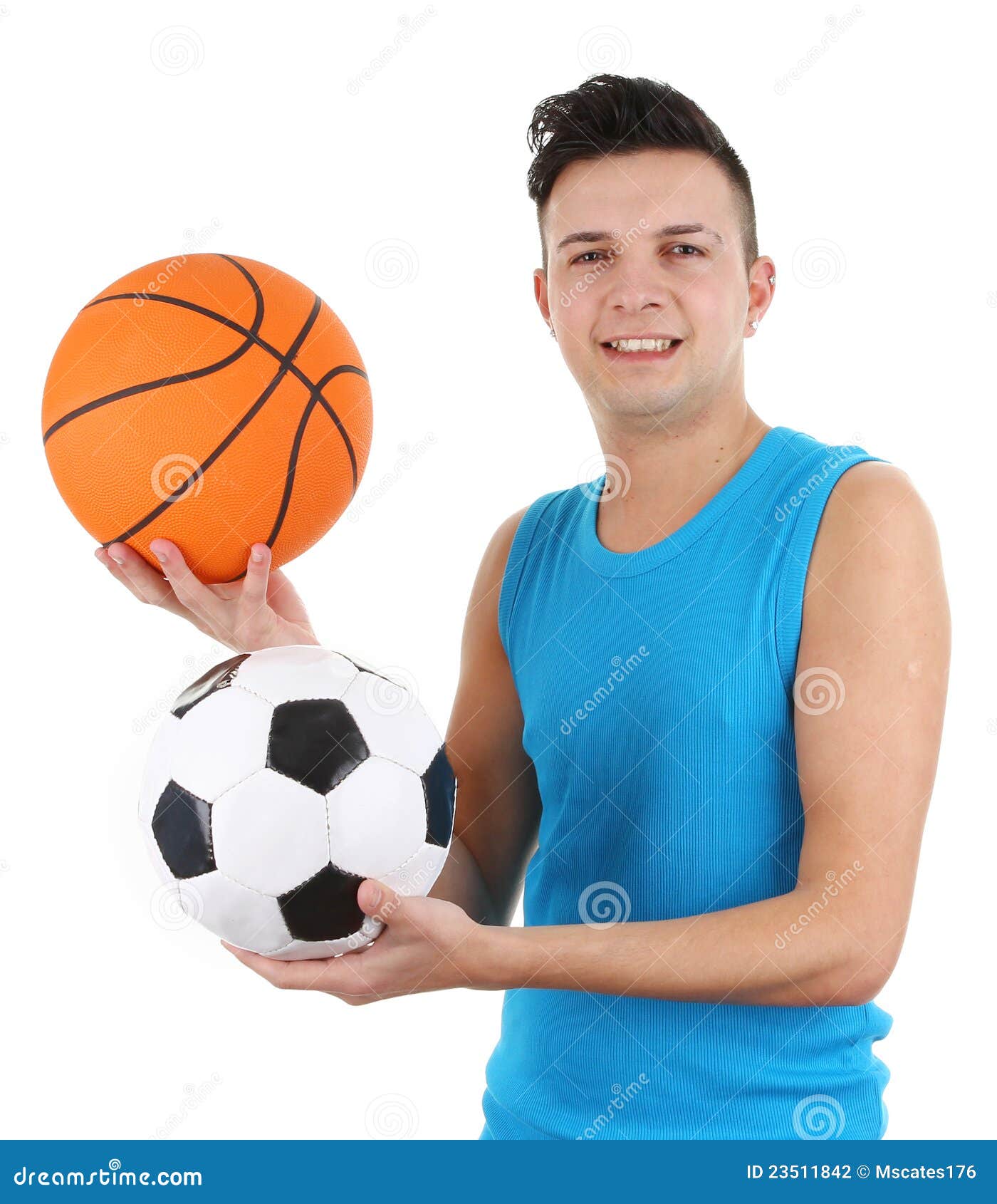 Un individuo con un baloncesto y un balompié, aislados en blanco