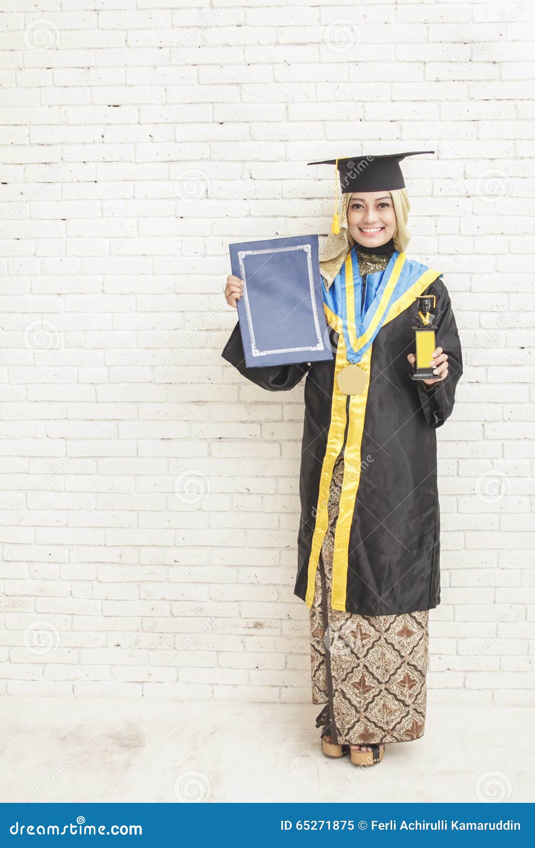 MIT Doctoral Regalia Set includes Doctoral Gown, Tam, and PhD Hood – CAPGOWN