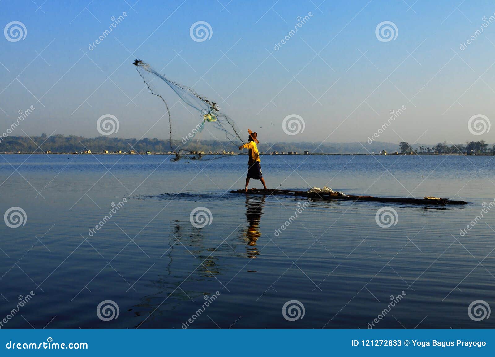 https://thumbs.dreamstime.com/z/indonesian-fisherman-activity-cengklik-reservoir-every-morning-local-bamboo-boat-catch-fish-net-boyolali-region-121272833.jpg