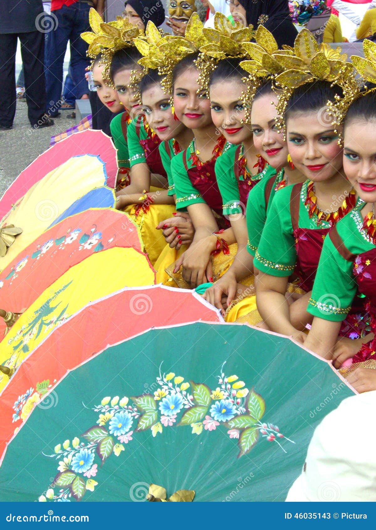 Traditioneel geklede Indonesische meisjes met parasols bij een kunstfestival, Java, Indonesië