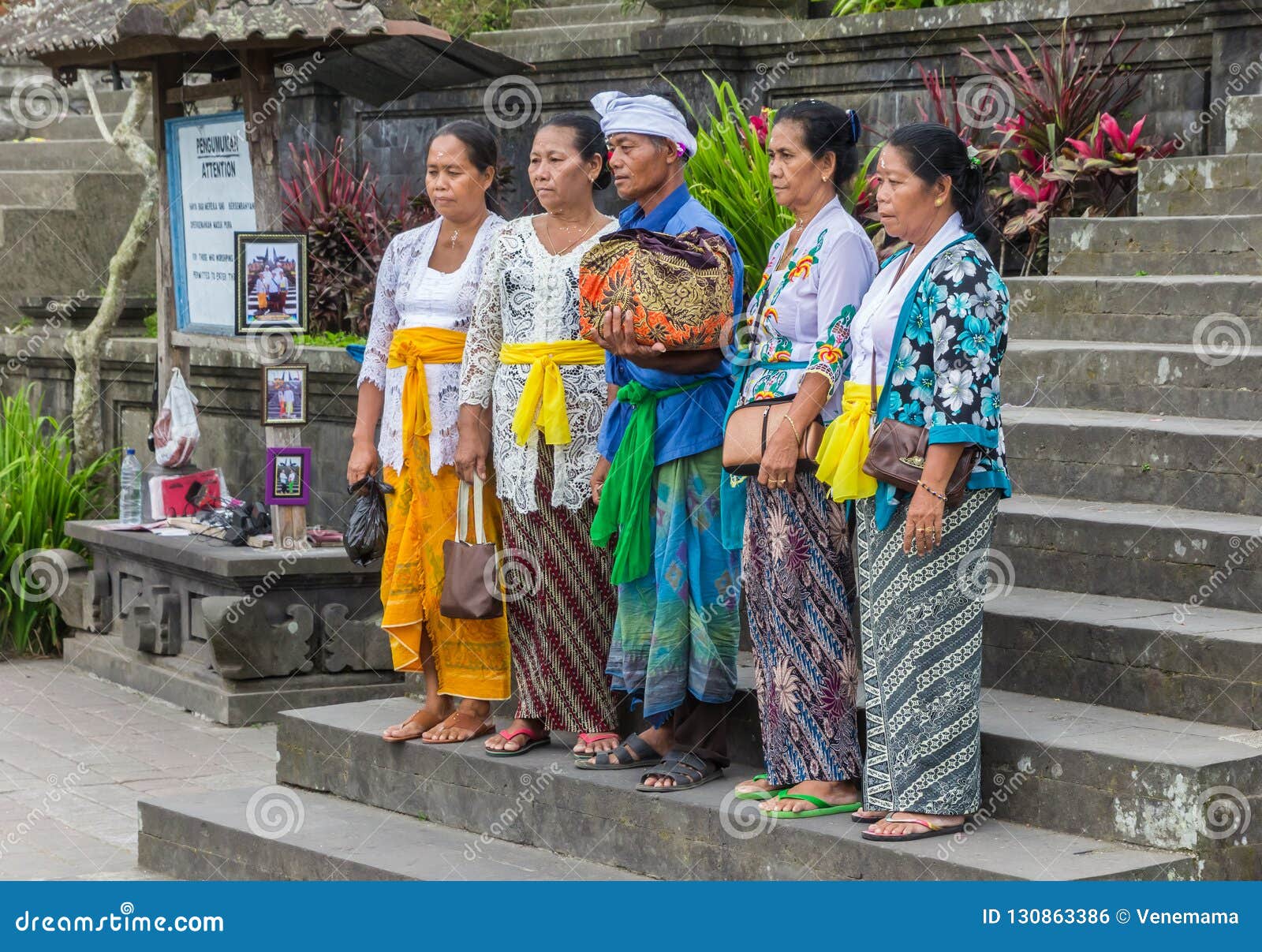 Indonesische Mensen in Traditionele Kleding Redactionele