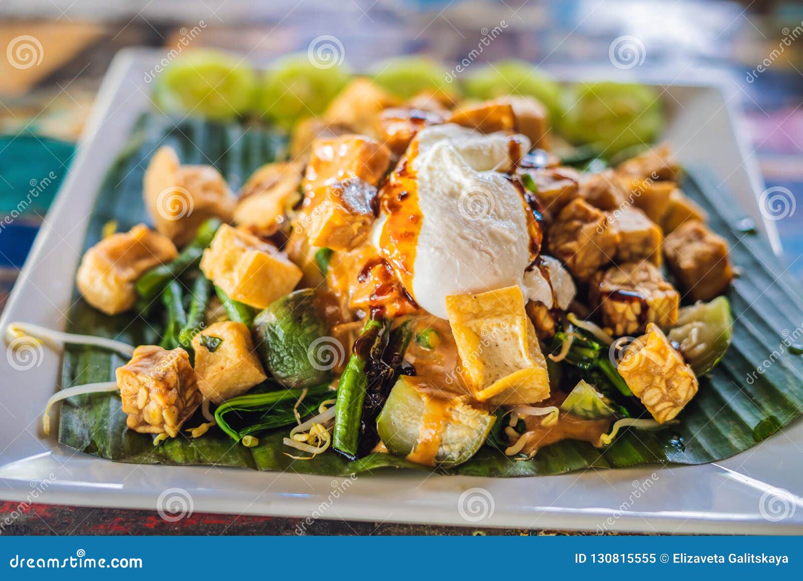 Indonesischer Salat Gado Gado Gedient Mit Erdnusssosse Bestandteile Tofu Spinat Bohnen Sojabohnenolsprosslinge Kartoffeln Gu Stockbild Bild Von Indonesien Java 130815555