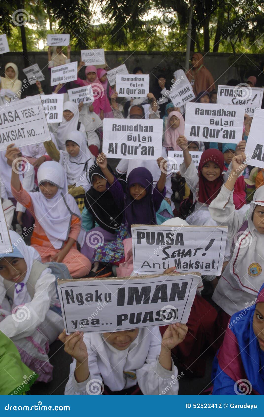 INDONEZJA przegrywanie MLEJĄCY NA edukaci. Muzułmańscy dziecko w wieku szkolnym witają Islamskiego świętego miesiąc Ramadan przy solo, Jawa, Indonezja Tam  jest 1 336 milion Indonezyjscy dzieci które no pójść szkoła w 2012 szkoła podstawowa wiek dwoista postać od 2000,