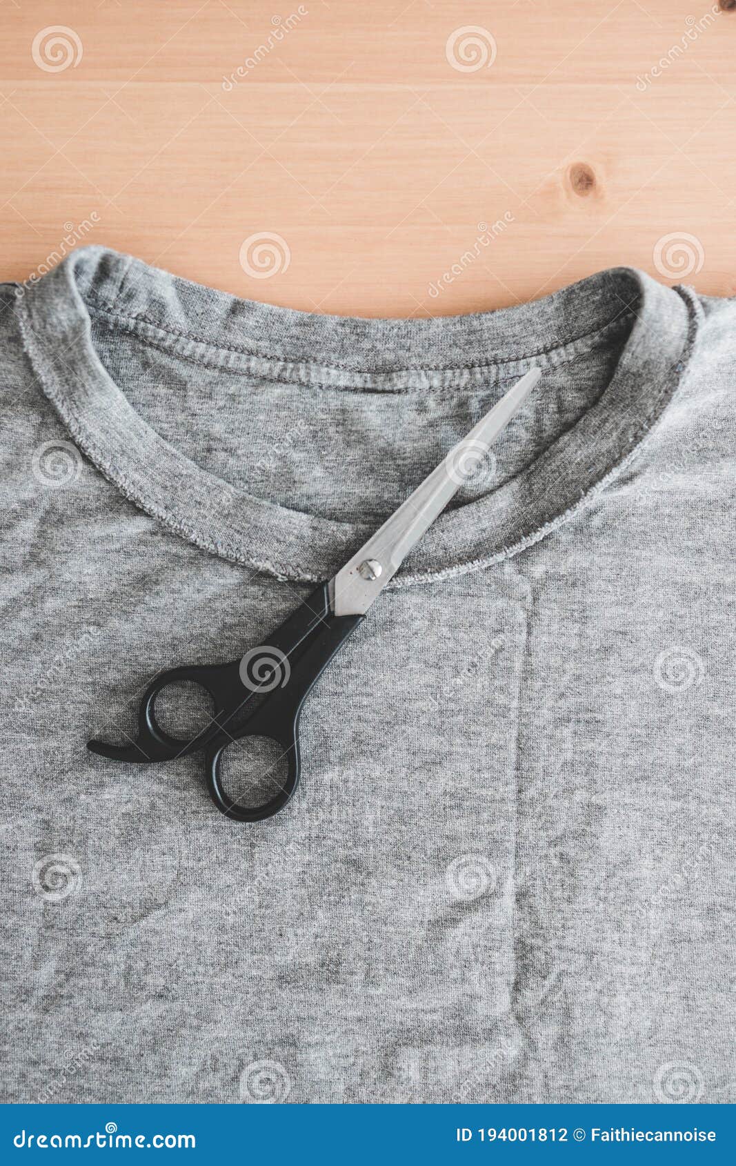 Indossare Una Maglietta Con Forbici Per Tagliare Una Nuova Collina  Fotografia Stock - Immagine di staccare, cucito: 194001812