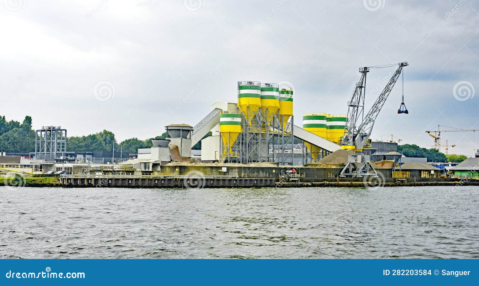 industria en la ribera del rÃ­o rin en holanda