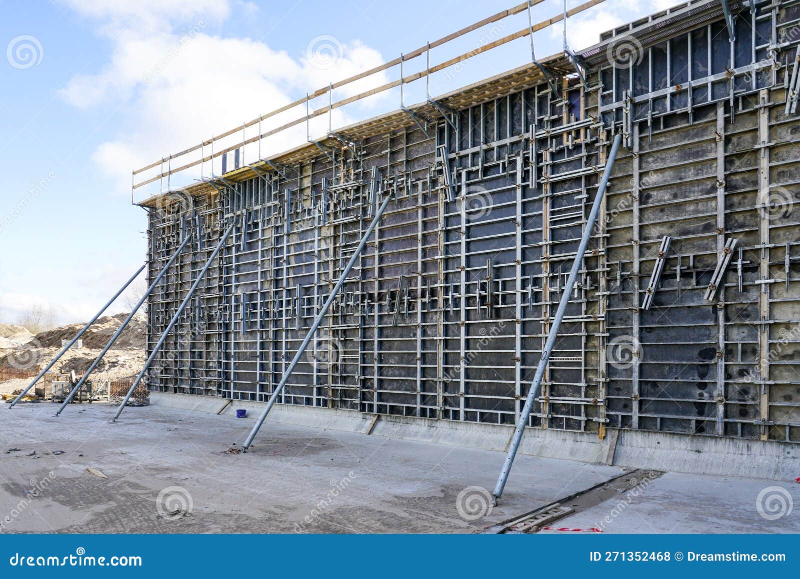Industrial Building Wall Construction Using Concrete Formwork with a Folding Mechanism Stock