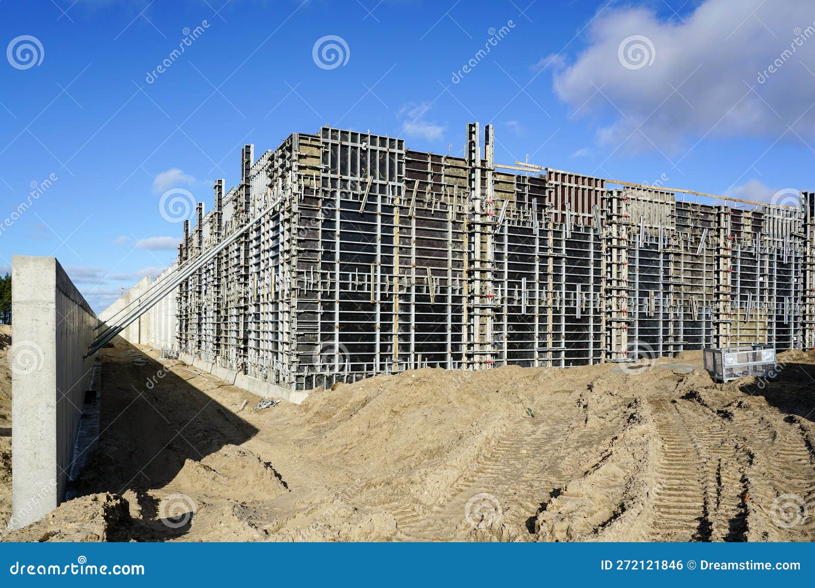 Industrial Building Wall Construction Using Concrete Formwork with a Folding Mechanism Stock