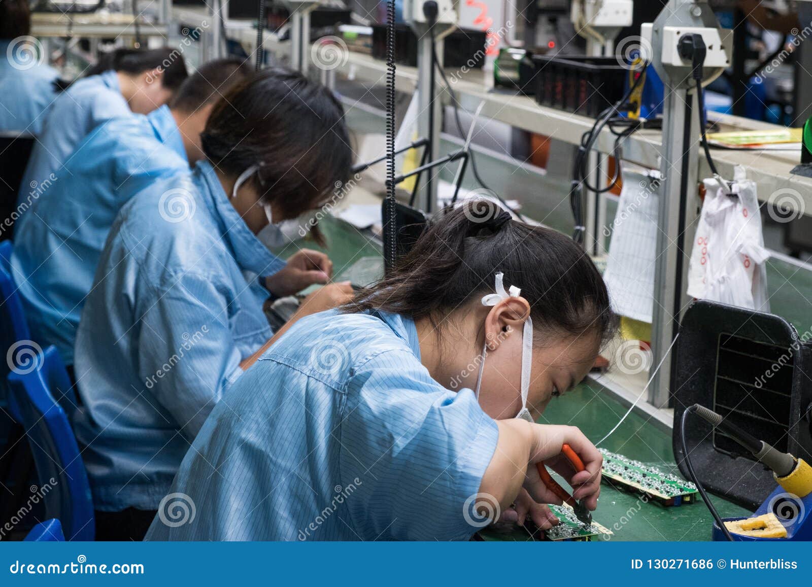 Industrie femelle Manufa d'ouvriers chinois asiatiques de l'électronique